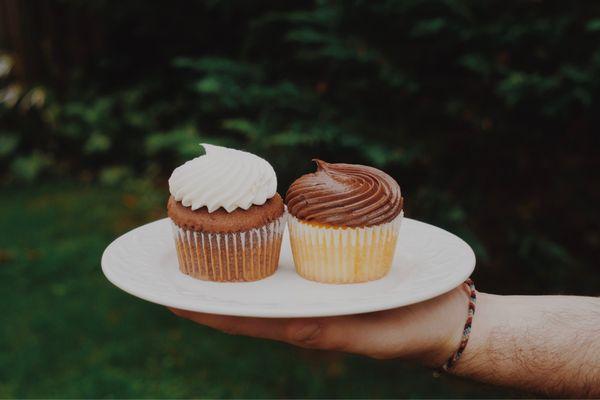 chocolate and vanilla cupcakes