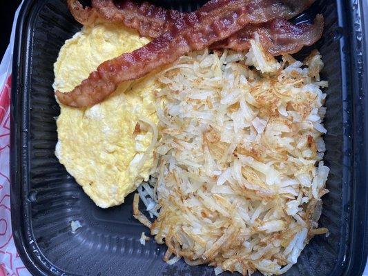 Scrabbled eggs with bacon and hash browns