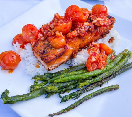 Salmon with asparagus and rice with tomatoes Provençal .