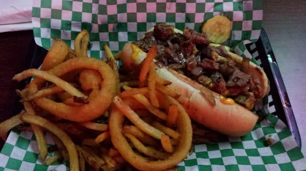 Steak sandwich with frings.