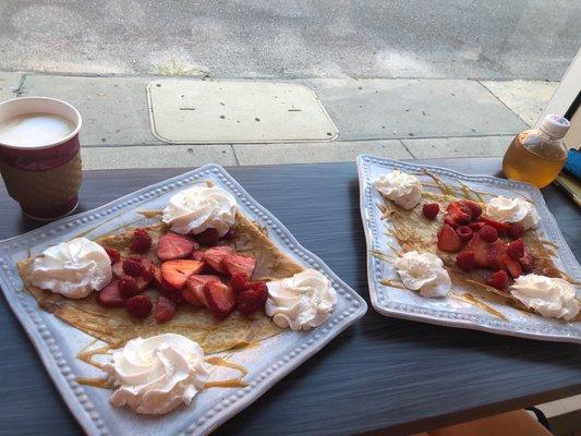 La Charleston Crepes with strawberries instead of blueberries and an apple juice and Coffee Breizh