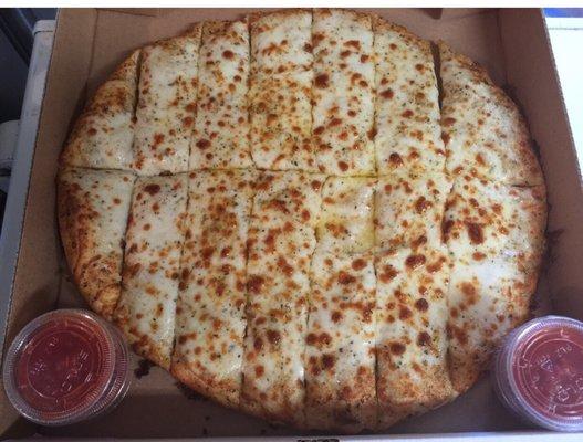 The cheesy breadsticks with marinara sauce  100/10