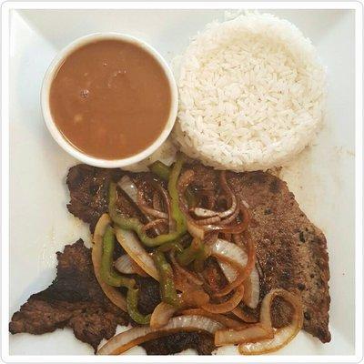 Bistec, arroz y habichuela Steak, rice and beans