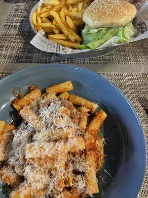 Rigatoni bolognese, burger