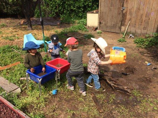 Mud kitchen play // Jugando en la cocina de lodo