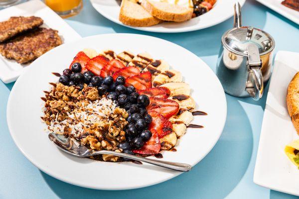 Chocolate Quinoa Breakfast Bowl