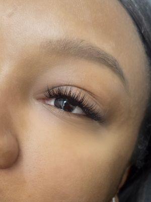 Wispy hybrid lashes