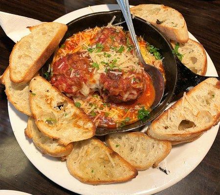 Appetizer of meatballs and toastlets.  Delicioso.