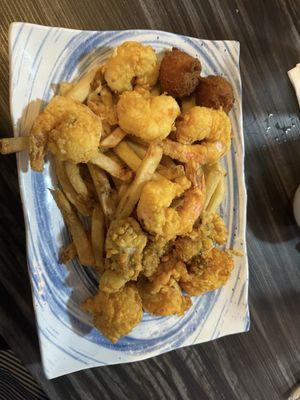 Tri plate, fried shrimp, oysters and scallops