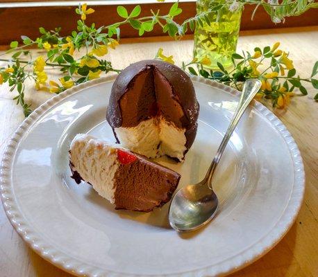 Our ''Bomba Gelato''
Vanilla & Chocolate Gelato separated by a cherry and sliced almonds, finished with stunning chocolate coating