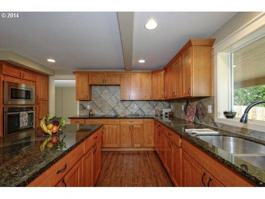 Installation done by PDX Cabinets & Granite