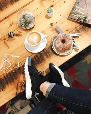 Cappucino with almond milk and lemon & poppyseed bagel. Perfect vibe for that insta shot as you can see!