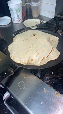 Una quesadilla echa a mano muy deliciosa  Y rica fresca