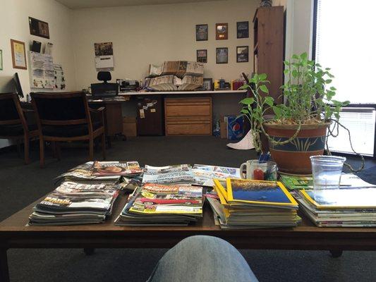 Big couch with magazines, though best not to stay there and wait. Usually takes a half day to get my car.