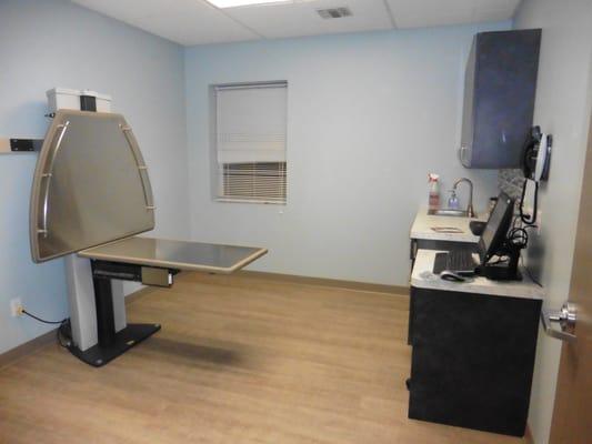 Large dog exam room with lift table