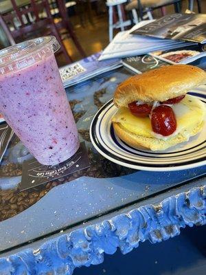 Berry smoothie and pepper sandwich.