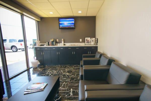 Baldwin Ford/Lincoln customer lounge