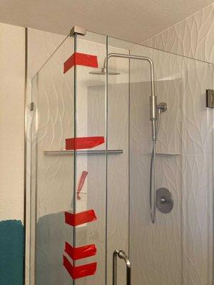 Top of shower glass with hinges