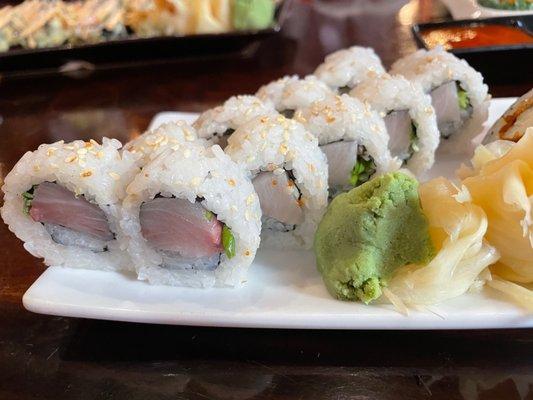 Hamachi roll