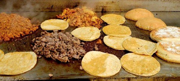 Disfruta estos ricos y deliciosos tacos tenemos bariedad