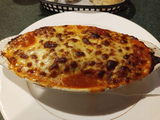 You can't tell, but this is the Pasta Trio: Lasagna, cannelloni, and manicotti. Yum!