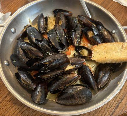 garlic mussels with linguine