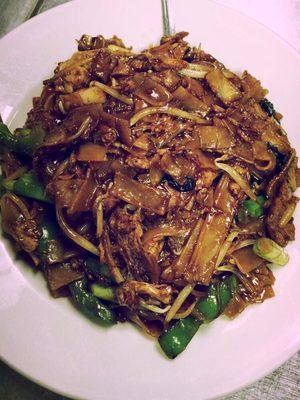 Drunken Noodle - Large rice noodles stir fried with eggs, bean sprouts, green onions basil and top with raw bean sprouts.