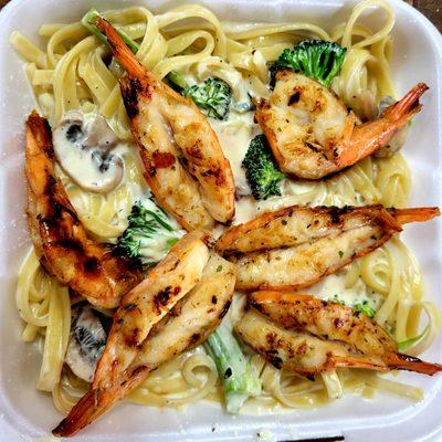 Fettuccine Alfredo con camarones.