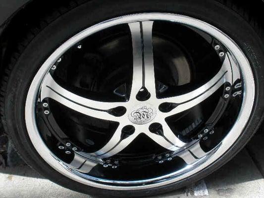 20 INCH WHEEL ON LEXUS/ BLACK WITH CHROME LIP