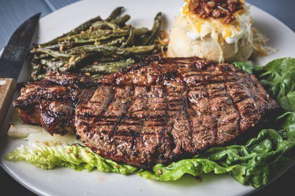 14oz Steak.  With homemade mash potatoes and green beans