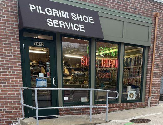 Pilgrim Shoe Service is #1 for baseball glove relacing in Delco.