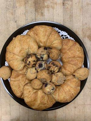 Croissant ands mini muffins platter