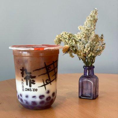 Oolong latte with purple tapioca