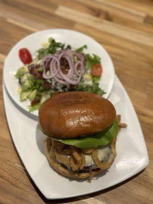 Bruger Matt's Burger with Side House Salad