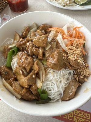 Bun Mi Can (Vermicelli bowl with mock duck)