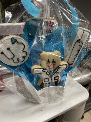 Super cute. Patient and friendly staff   This 4 cookie basket was $45