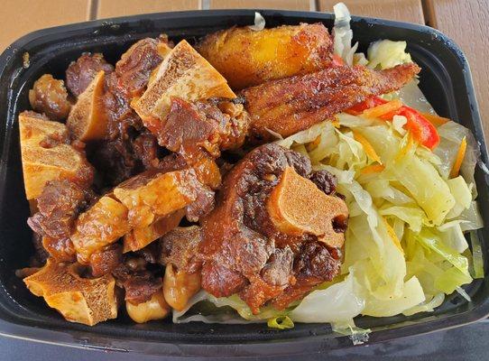 Medium order of oxtail with cabbage and sweet plantains