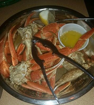 Crab legs with melted butter and a lemon