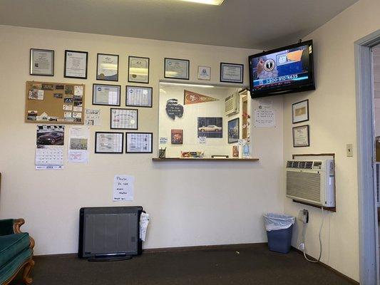 Waiting area & counter to check-in & pay