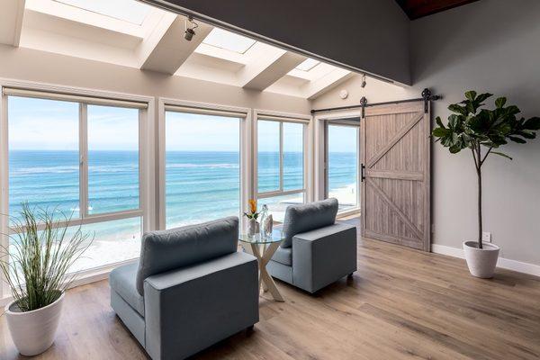 oceanfront home in Encinitas featuring SLCC vinyl in the Arcadian Collection, color: Eden. counters are by MSI in Fossil Gray & Blanco Zeus.