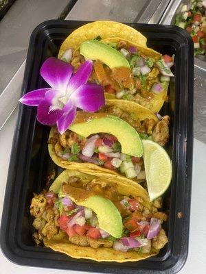 Tacos de pollo with pico de gallo, grilled onions, red salsa and avocado.