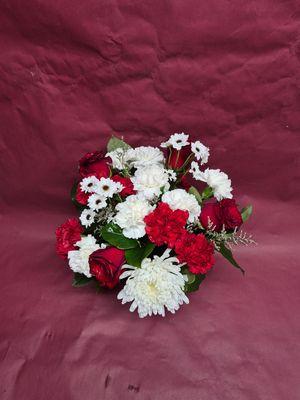 Small table arrangement Red and White