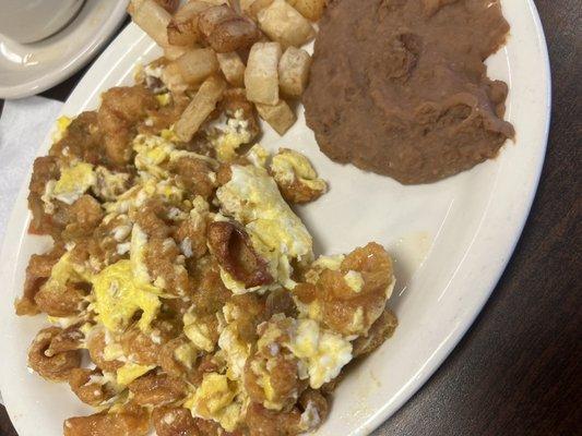 Chicharrón con huevo breakfast plate.