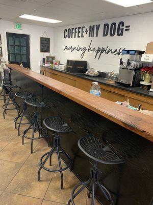 Bar area to enjoy your coffee with friends