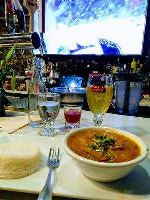 Una cerveza fría va de la mano de este delicioso encebollado con arroz blanco. Excelente atención .I love it.