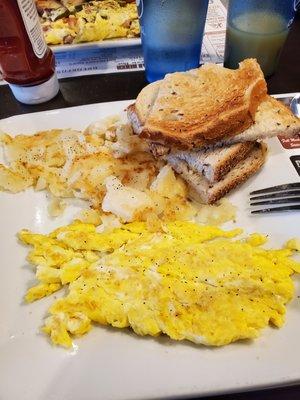 Scrambled eggs, homefries and rye toast