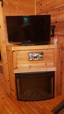 Adjustable TV and fireplace in The Paw Print (bug spray not included)