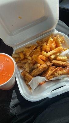 10 piece wing combo Mild/lemon pepper mix Orange Pineapple Mango drink. Tangy sauce on fries