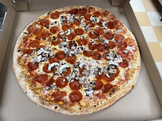 Cheese pizza with mushrooms and pepperoni