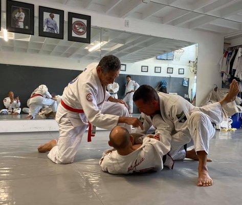 Relson Gracie teaching a class